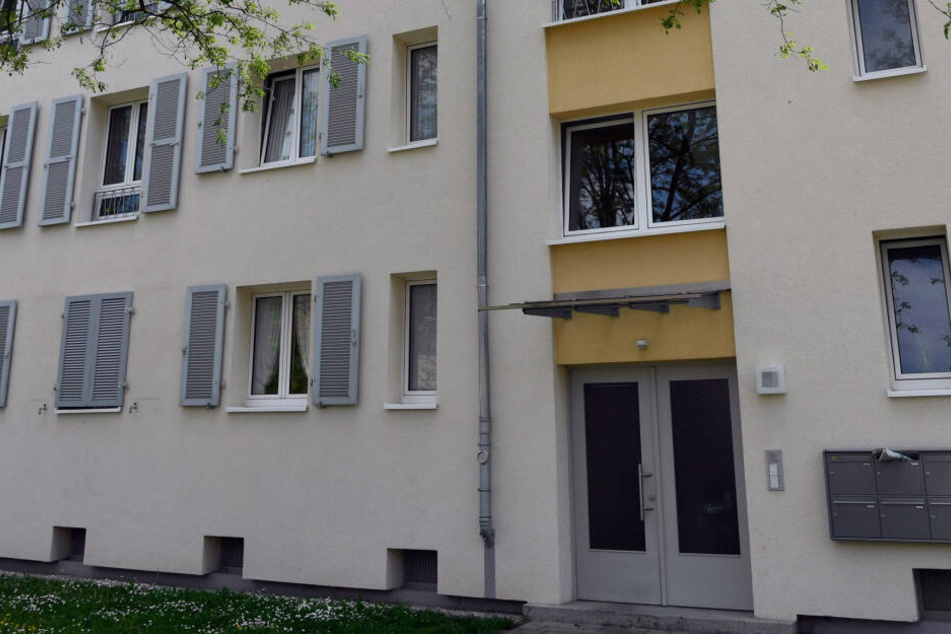 Im gemeinsam bewohnten Mehrfamilienhaus ging ein 40-Jähriger erst mit einem Baseballschläger auf seine Eltern los, schlug dann mit einer Axt auf den Kopf seines Bruders ein und verletzte ihn lebensbedrohlich. (Symbolbild)