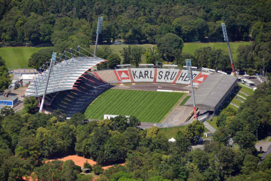Nach dem Spiel des KSC im Wildparkstadion lief der 35-Jähriger von dort zurück durch die bewaldeten Wege in die Innenstadt. Dort schlug ihm der 21-Jährige ins Gesicht.