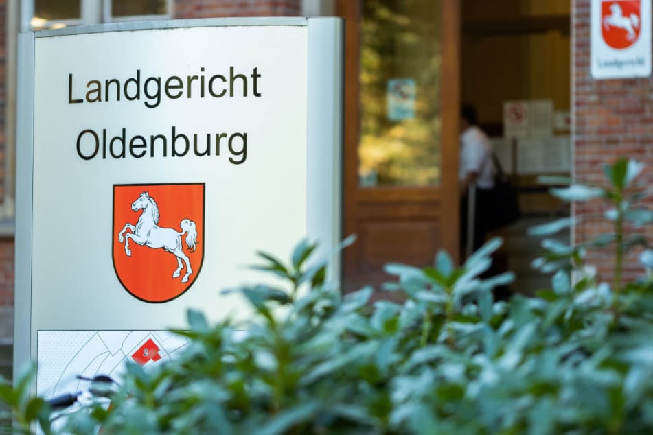 Der 30-Jährige muss sich von Donnerstag an vor dem Landgericht Oldenburg verantworten.