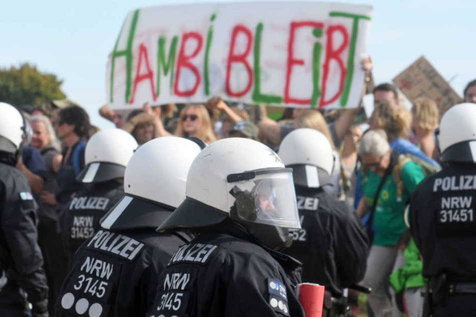 Bild von einer der vielen Auseinandersetzungen zwischen Polizei und Hambach-Aktivisten.