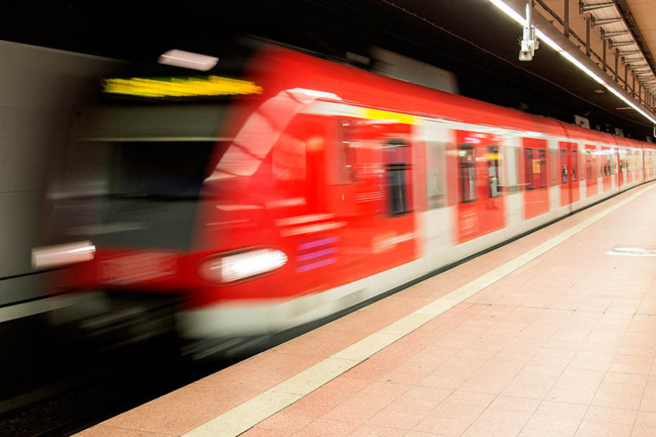 In der S-Bahn Stuttgart-Vaihingen griffen drei Männer einen 25-Jährigen an. (Symbolbild)