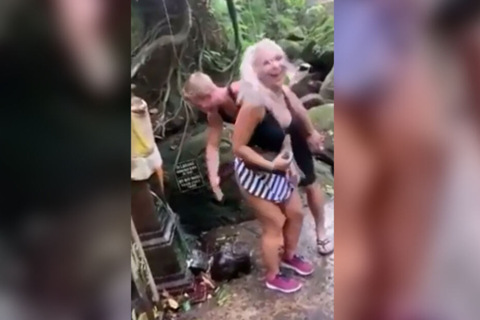 Das Influencer-Pärchen an einer heiligen Quelle auf Bali.