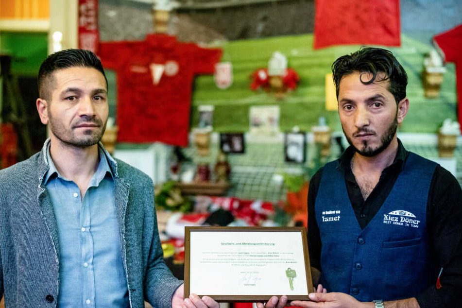 Der bisherige Inhaber Izzet Cagac (l.) verschenkte den Kiez-Döner an seinen Mitarbeiter Ismet Tekin, der ihn gemeinsam mit Bruder Rifat führen wird.
