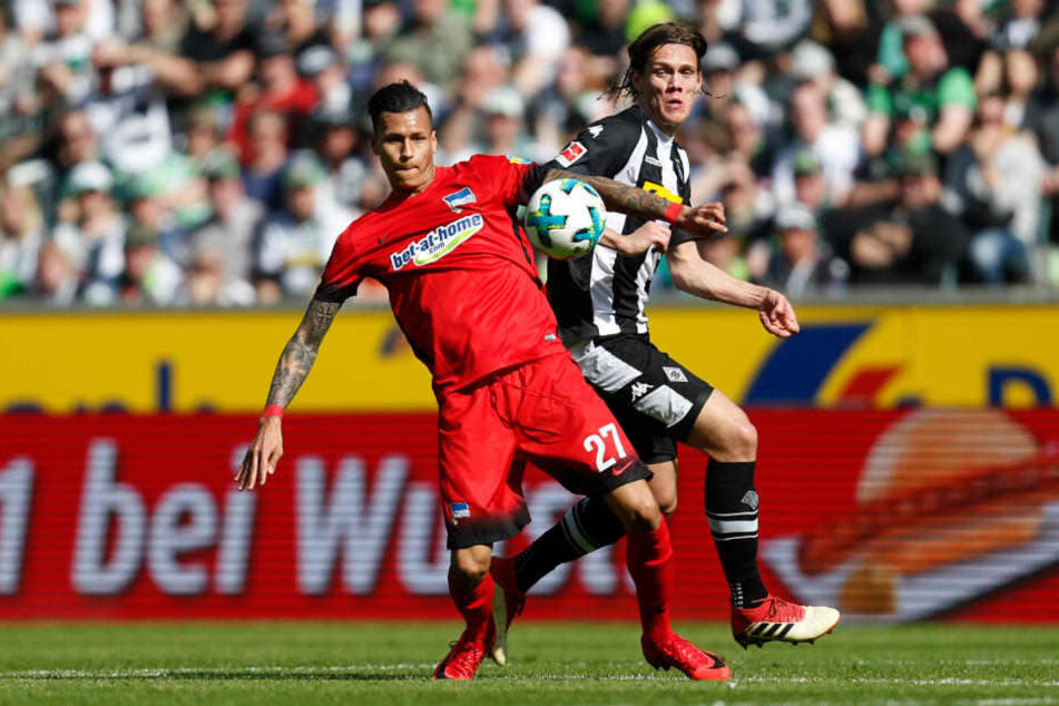 Jannik Vestergaard von Mönchengladbach und Davie Selke (l) im Zweikampf.