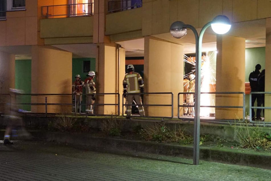 Mit einer Flex muss sich die Feuerwehr den Weg zum Brandherd frei sägen.