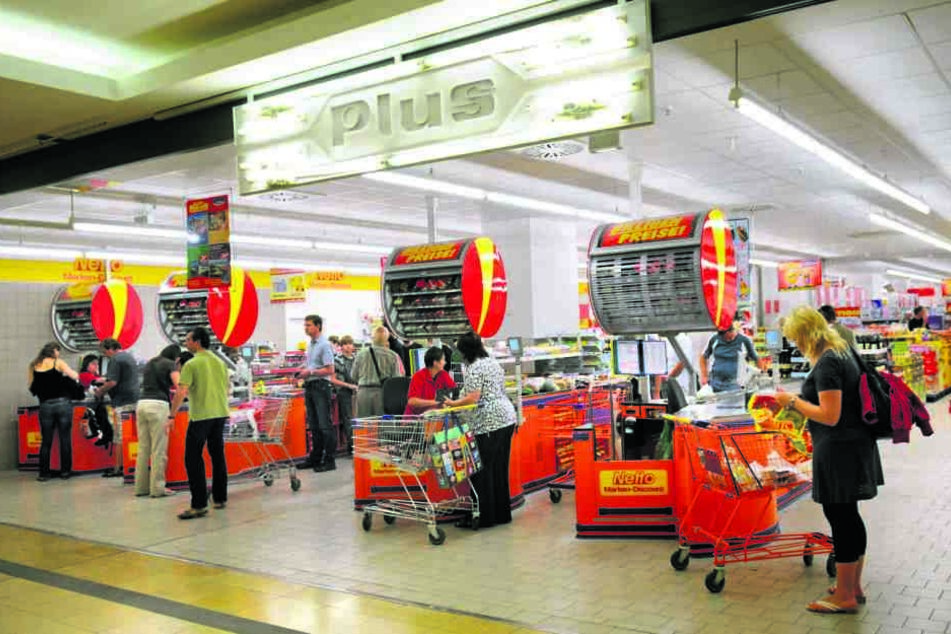 Die Kassenzone eines Supermarktes zählt nicht gerade zu den Orten höchster Diskretion.
