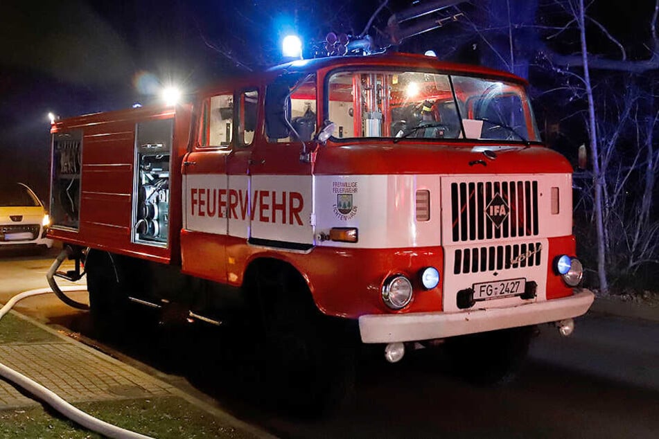 Trotz schnellen Einsatzes der Feuerwehr brannte die Baracke komplett nieder.