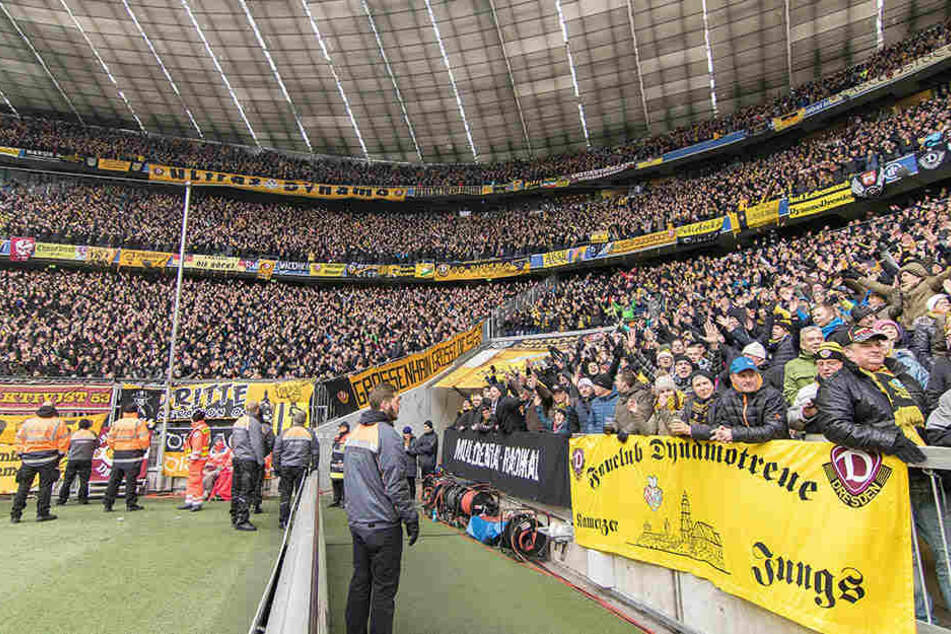 Die Münchner Allianz Arena war fest in Dresdner Hand. Zumindest auf den Rängen.