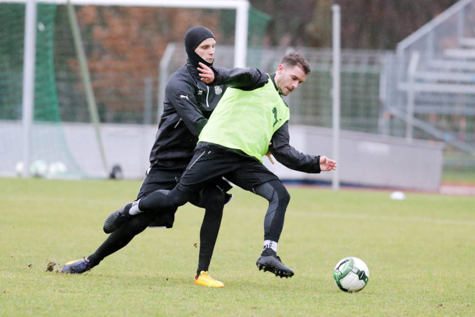 Jonas Acquistapace (l.) im Trainingszweikampf mit Neuzugang Daniel Gremsl.