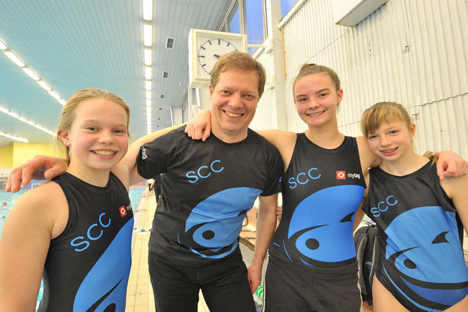 Die Wasserballer Nele Neubert (12), Vizepräsident Thomas Ebell (54), Aileen Sieber (15) und Melina Löscher (13, v.l.) haben eine Petition gestartet.