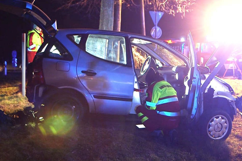 Zwei Personen wurden bei dem Unfall verletzt.