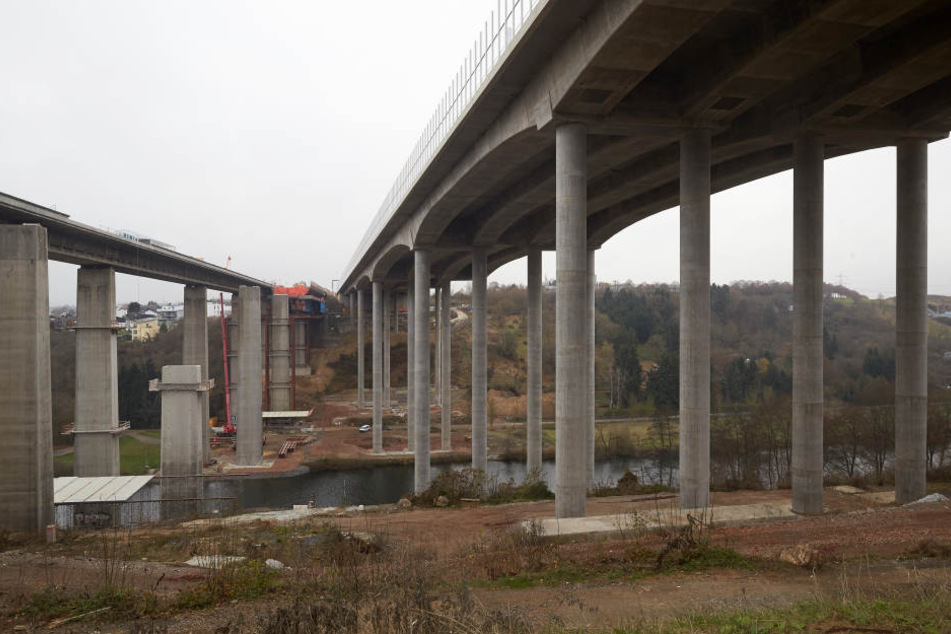 Die alte Lahntalbrücke (links) hat ausgedient.