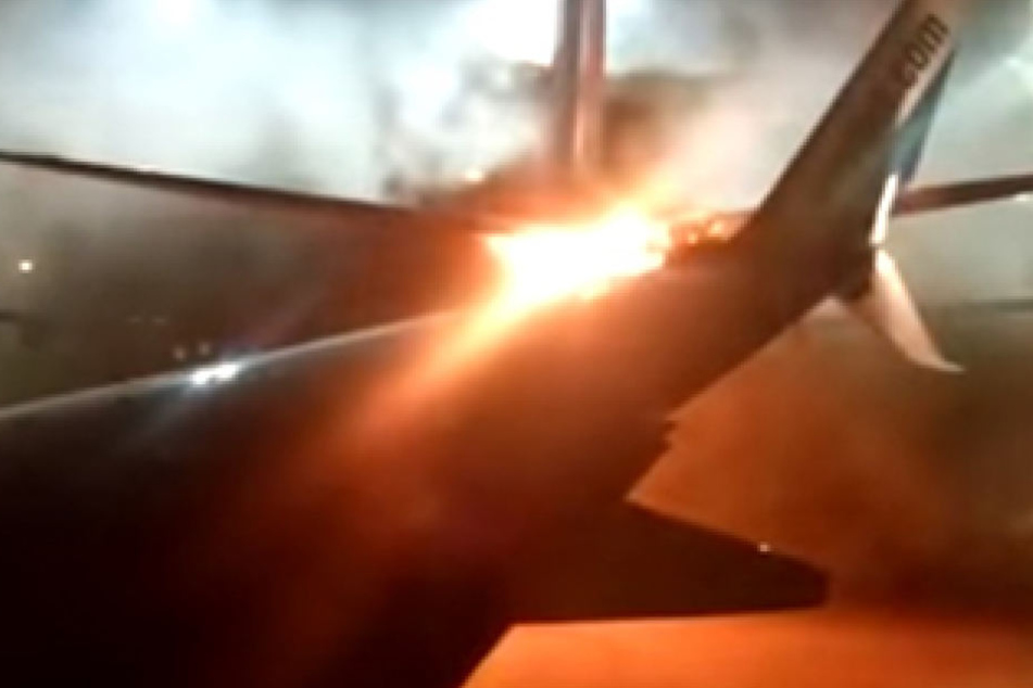 Ein Video zeigt, dass ein Teil der Maschine in Flammen aufging.