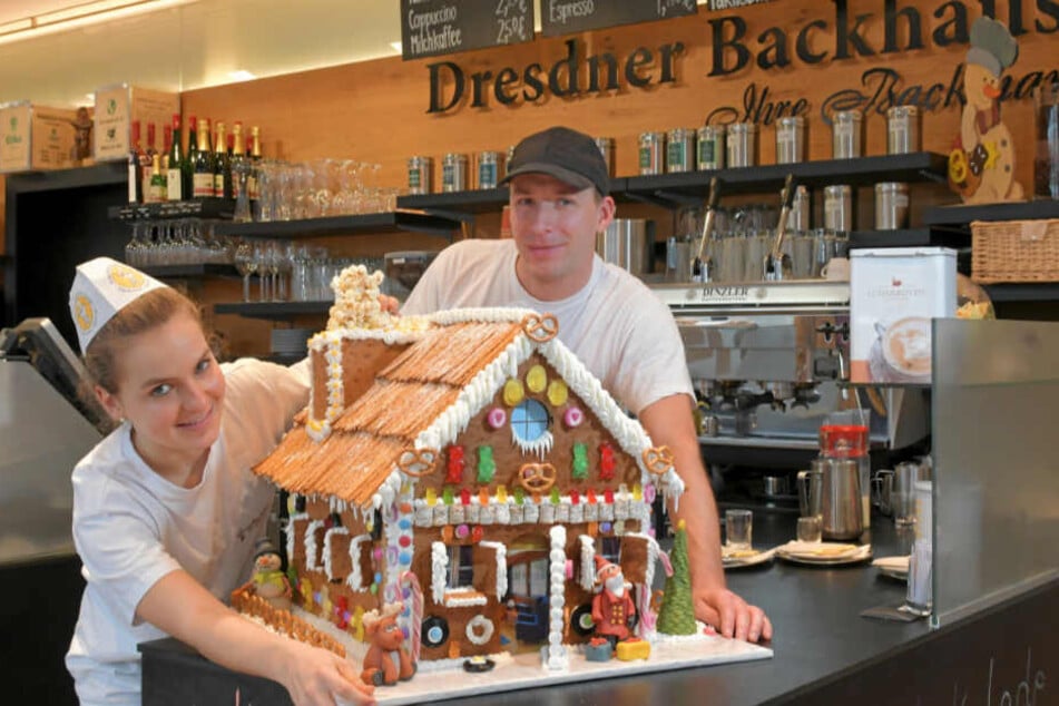 Süß-salzig: Amelie Neubert (15) und Frank Hübner (38) haben das "Backhaus"-Knusperhaus auch mit Salzstangen und kleinen Laugenbrezeln geschmückt.