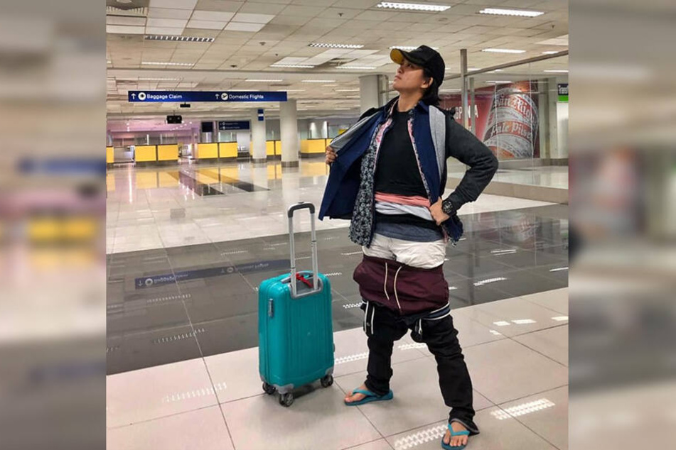 Gel Rodriguez posiert stolz in ihrem Outfit.