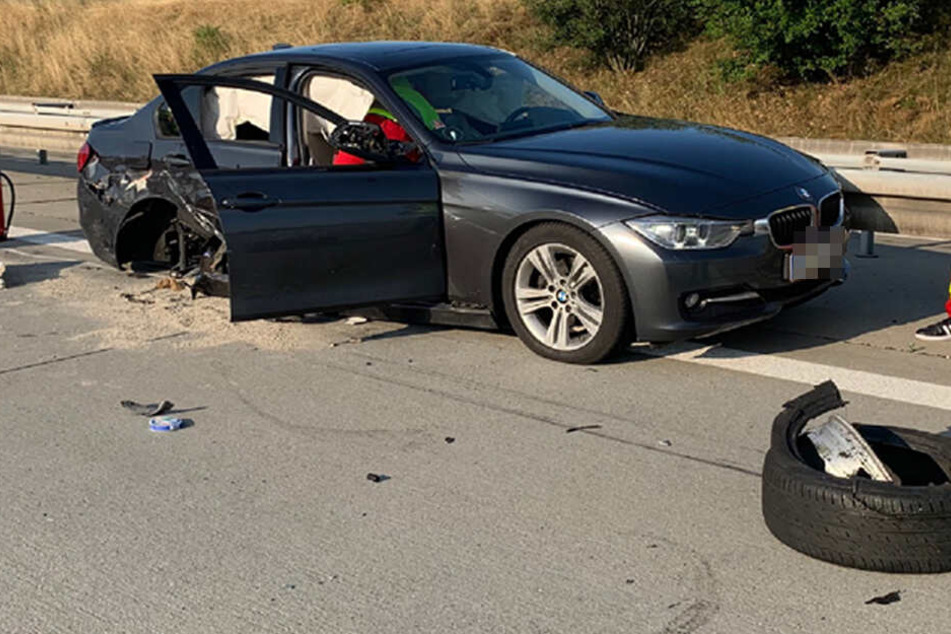 Der kaputte BMW. Das rechte Hinterrad ist aus der Karosserie gerissen worden.