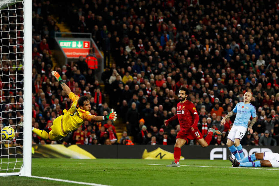 Mohamed Salah (rotes Trikot) trifft per Kopf zum zwischenzeitlichen 2:0 für Liverpool gegen Manchester City.