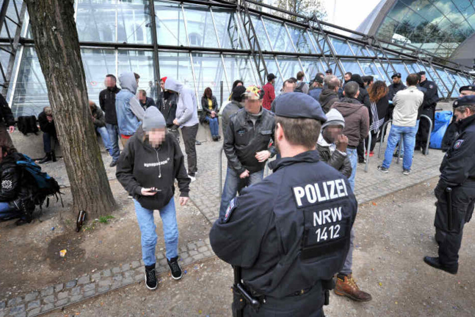 Die Tüte ist kein schöner Anblick. Seitdem der Kesselbrink stärker kontrolliert wird, steigt die Kriminalität dort an.