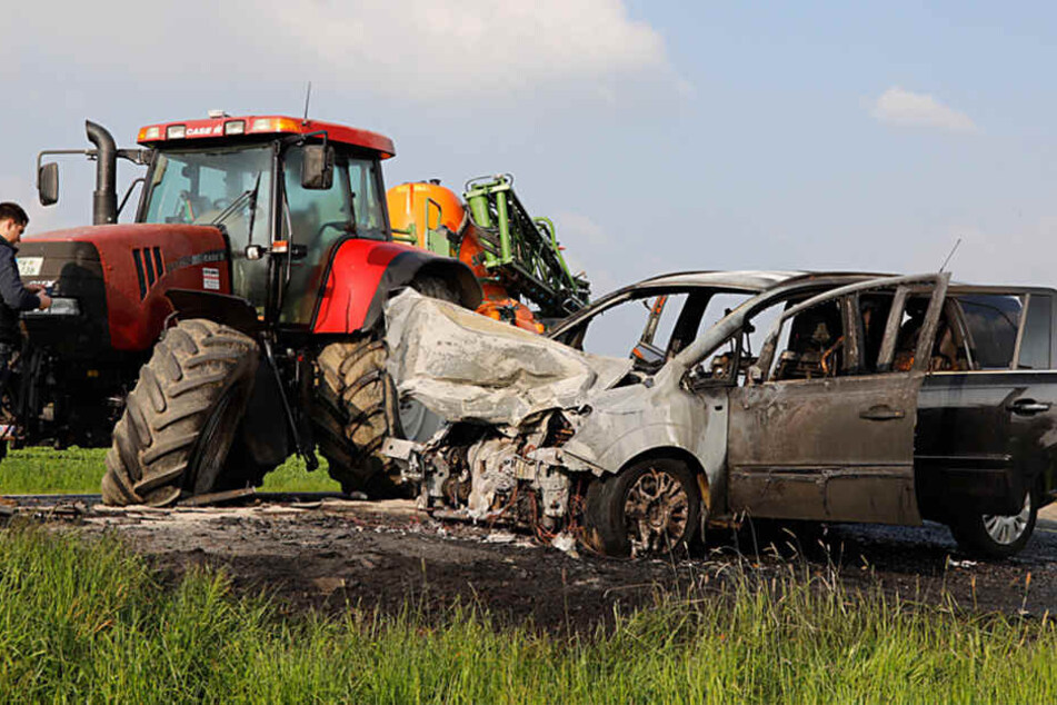 Auf der alten B95 ist am Freitagnachmittag ein Opel in einen Traktor gekracht.