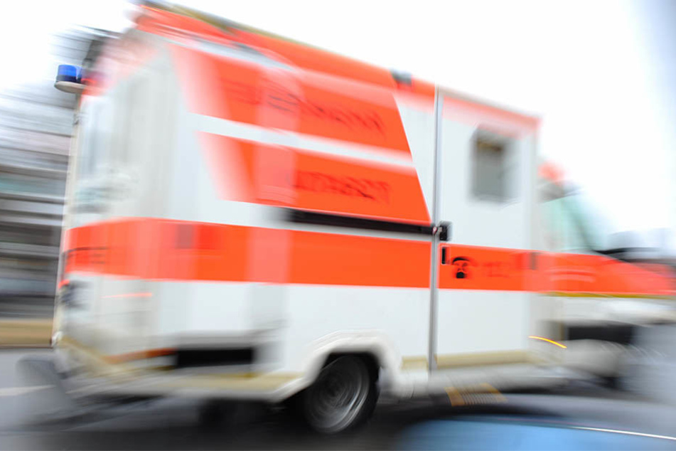 Ersthelfer vor Ort reanimierten die Radfahrerin. Sie verstarb später im Krankenhaus. (Symbolbild)