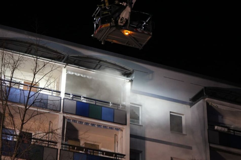 Nach ersten Informationen soll der Qualm auch in eine andere Wohnung gezogen sein.