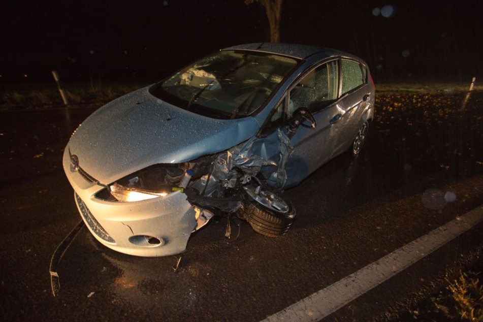 Die Fahrerseite des Fords wurde bei dem Unfall vollkommen demoliert.