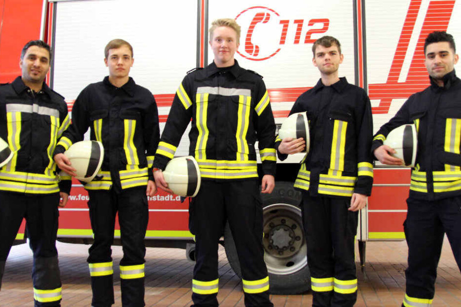 Stolz stehen Lazkin, Justin, Niklas, Eric und Abdulraham vor dem Löschgruppenfahrzeug in Heiligenstadt.