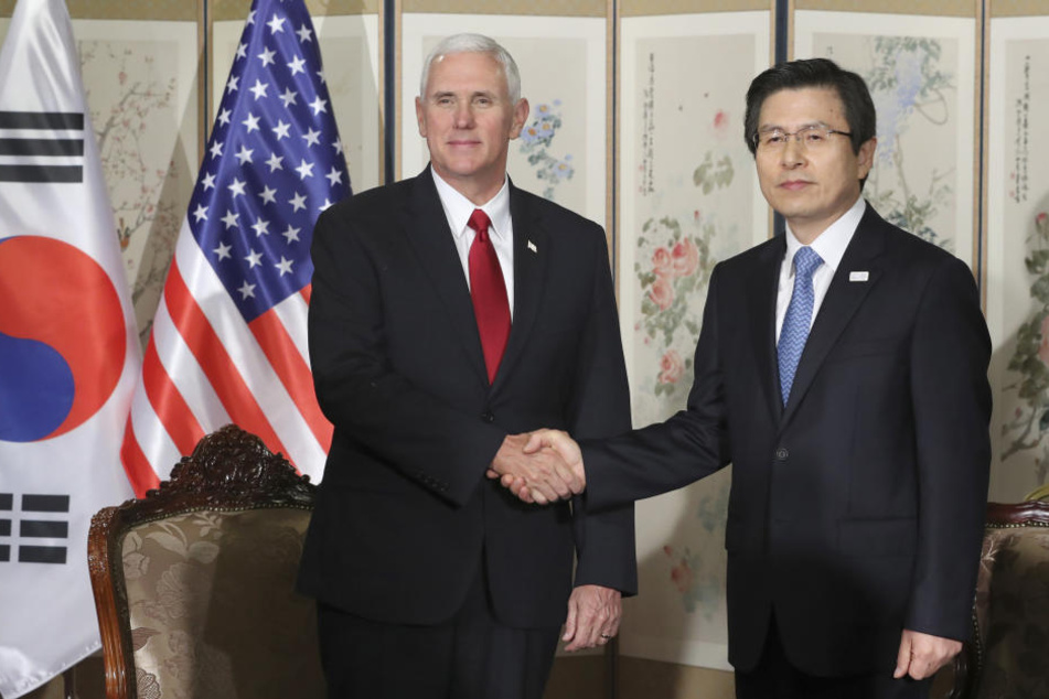 Hier schütteln sich US-Vizepräsident Mike Pence (li.) und Südkoreas Premierminister Hwang Kyo-ahn noch die Hand, doch wie lange hält der Frieden?