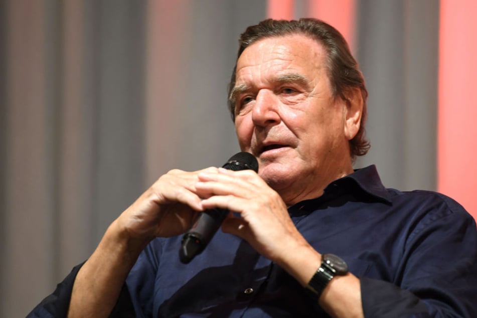 Gerhard Schröder hat eine neue jüngere Frau an seiner Seite.