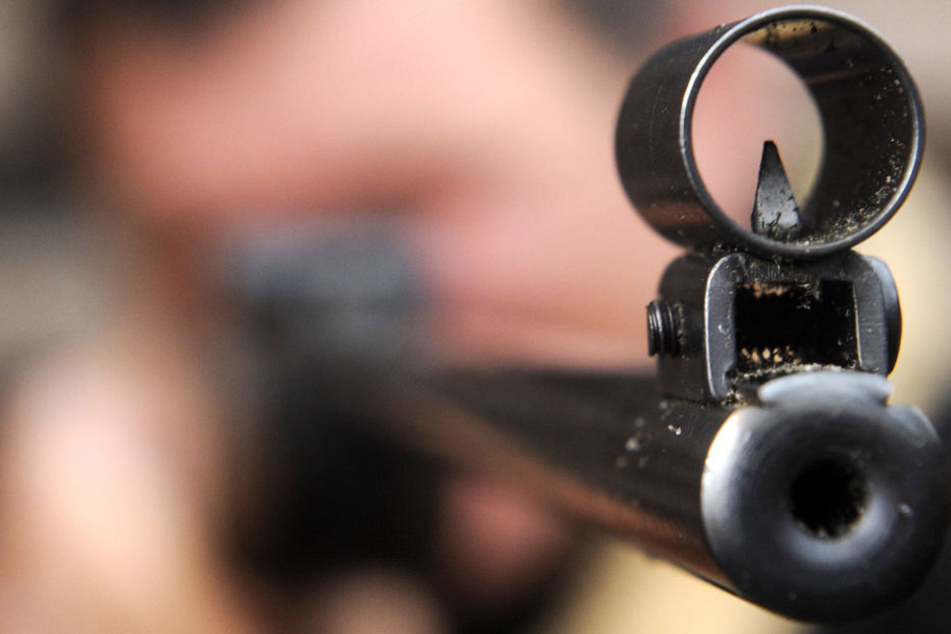 Ein junger Mann hat im Neckar-Odenwald-Kreis unerlaubterweise mit einem Luftgewehr herumgeschossen. (Symbolbild)