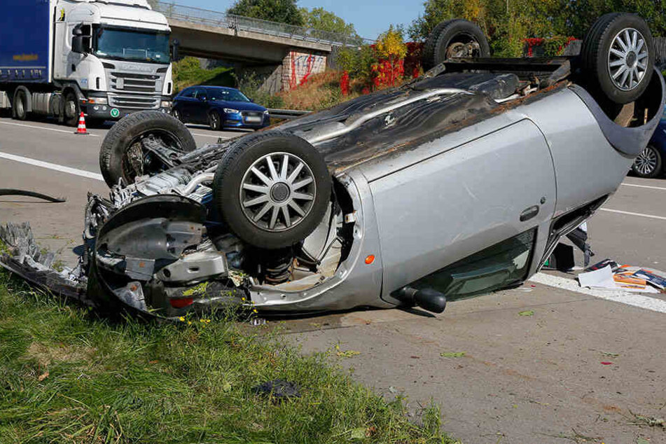 Der Ford überschlug sich und blieb auf dem Dach liegen.