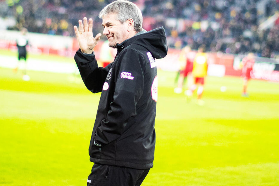 Ein Winken zum Abschied: Friedhelm Funkel verlässt Fortuna Düsseldorf zum Saisonende.