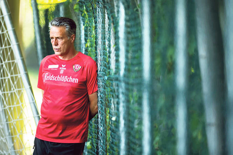 Dynamo-Coach Uwe Neuhaus beobachtete
seine Spieler beim Training ganz genau.