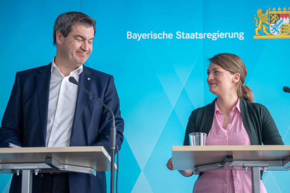 Bayerns Staatsministerin für Digitales, Judith Gerlach (r., CSU), will auf die Blockchain-Technologie setzen.