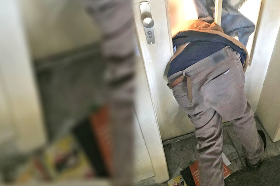 Kein Entkommen! Ein 60-Jähriger blieb in der Tür stecken.