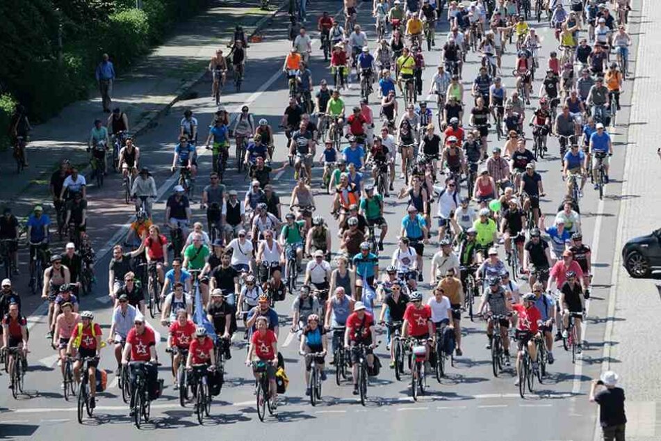 Fahrradfahrer radeln zur Berliner Fahrradsternfahrt des Allgemeinen Deutschen Fahrrad-Clubs e. V. (ADFC) die Straße des 17. Juni entlang.