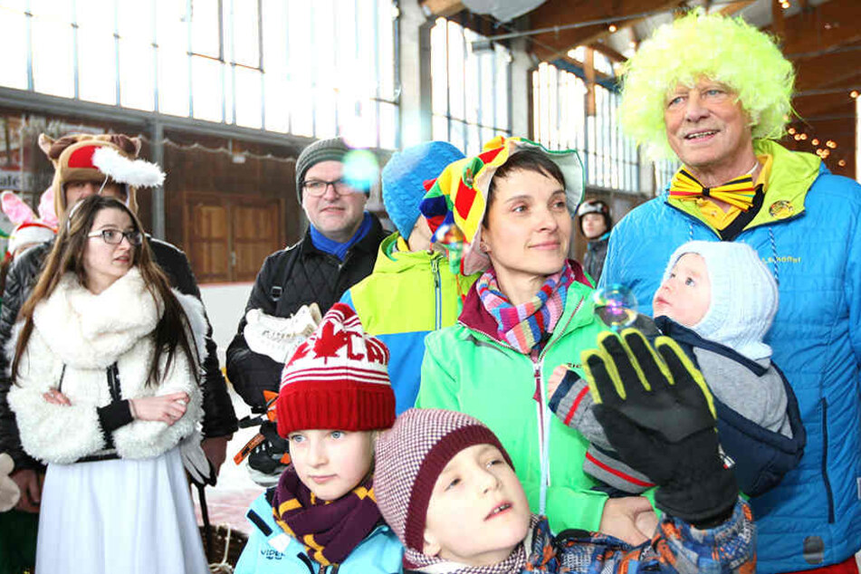 Frauke Petry feierte mit Altenbergs Bürgermeister Thomas Kirsten. Sie war vom Ski- und Eisfasching Geising eingeladen worden.