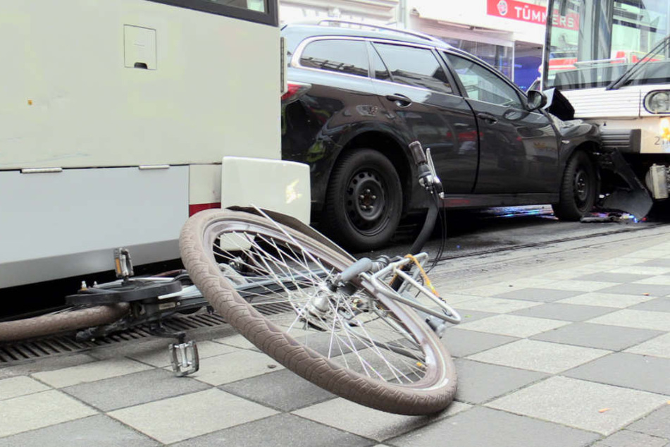 Ein Fahrradfahrer konnte noch rechtzeitig der Bahn ausweichen.
