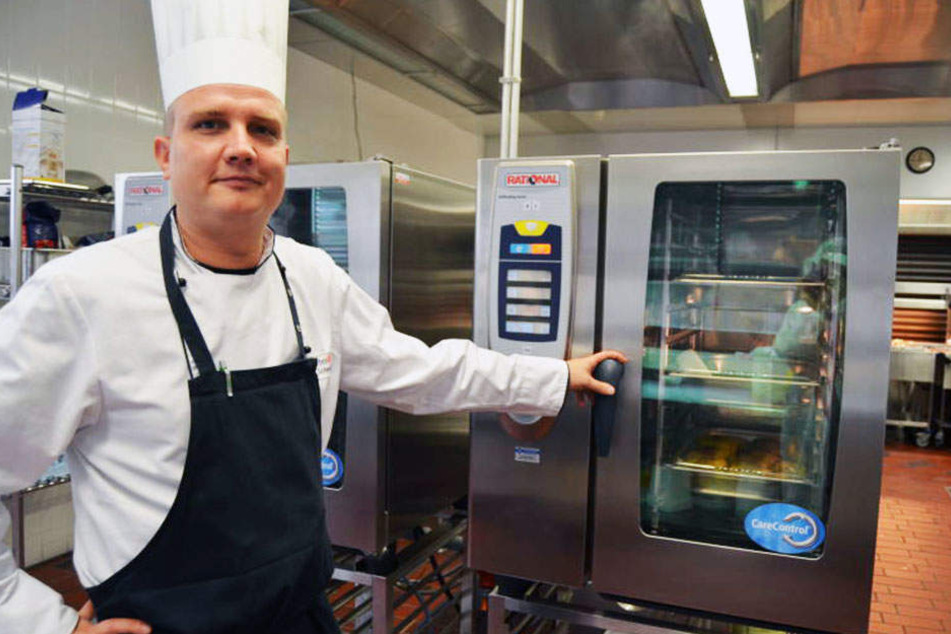 Stellvertretender Küchenchef David Schmidt hat das Koch-Handwerk in einer Großküche gelernt.