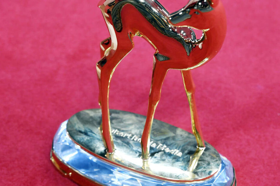 Ein Bambi steht auf dem roten Teppich. Der Medienpreis Bambi wird seit 1948 vom Burda-Verlag vergeben.