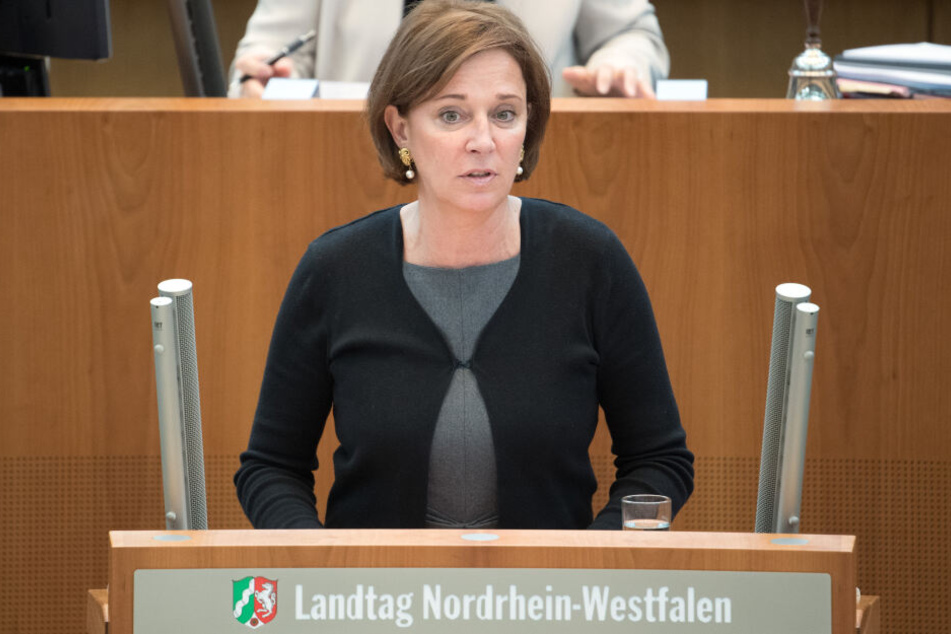 NRW-Schulministerin Yvonne Gebauer (52) stellt am Freitag einen Aktinsplan gegen Gewalt und Diskriminierung an Schulen vor.