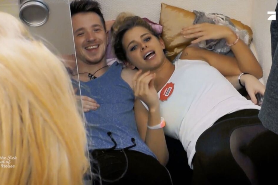Sam (25) und Saskia Atzerodt (27) schnappen sich am Dienstagabend die Abstellkammer, um zu kuscheln. Was er ihr dort beichtet, kann sie nicht glauben.