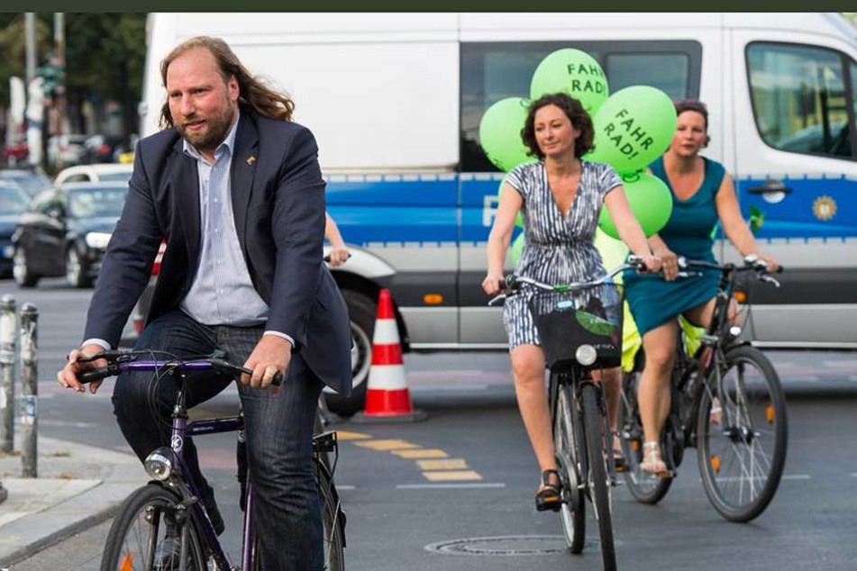 Die Grünen, Ramona Pop (M) und Antje Kapek (r) zusammen mit dem Fraktionsvorsitzenden im Deutschen Bundestag, Anton Hofreiter auf ihren Fahrrädern unterwegs durch Berlin.