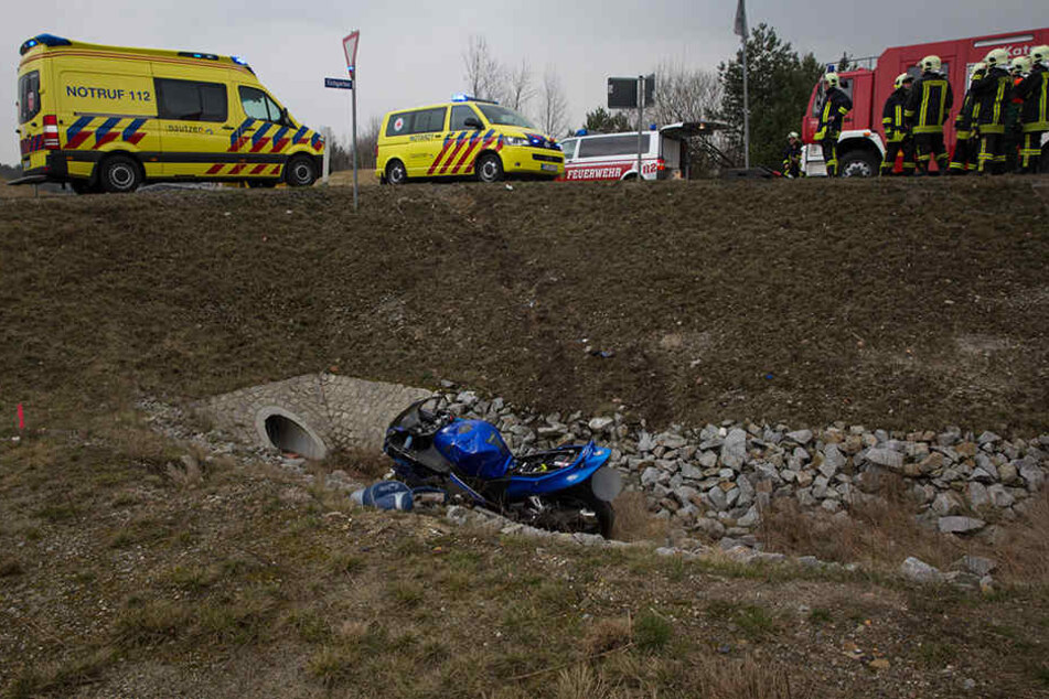 In Bernsdorf ist ein Motorradfahrer von der Straße abgekommen und eine Böschung hinab gestürzt.