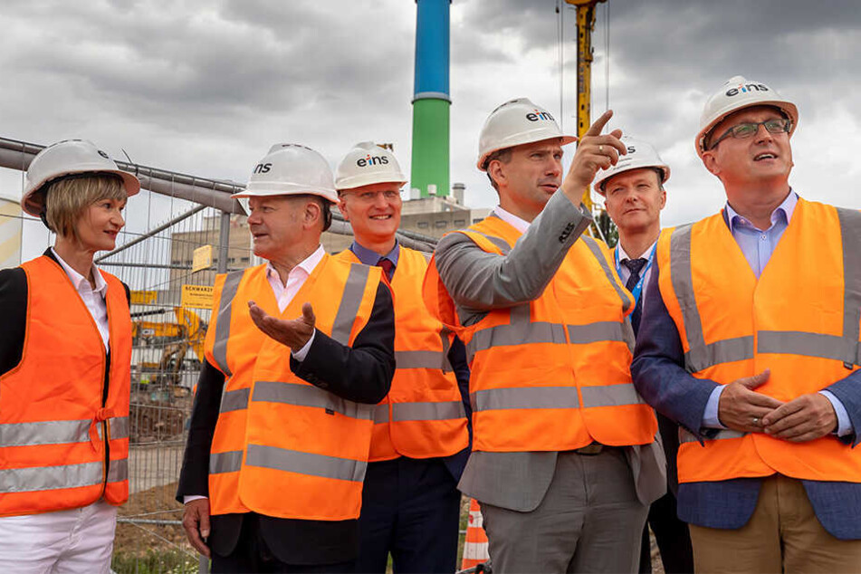 Oberbürgermeisterin Barbara Ludwig (57, SPD), Vizekanzler Olaf Scholz (61, SPD) und Staatsminister Martin Dulig (45, SPD) lassen sich die Pläne zur Energiewende in Chemnitz erklären.