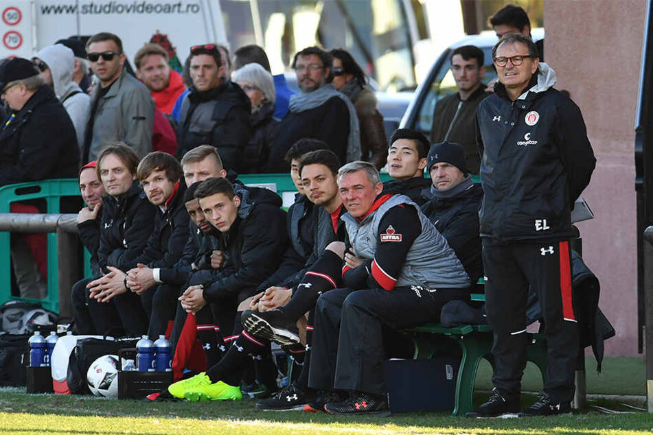 Neben „Zettel-Ewald“ Lienen (r.) ist Olaf Janßen mehr als nur Co-Trainer beim FC St. Pauli.