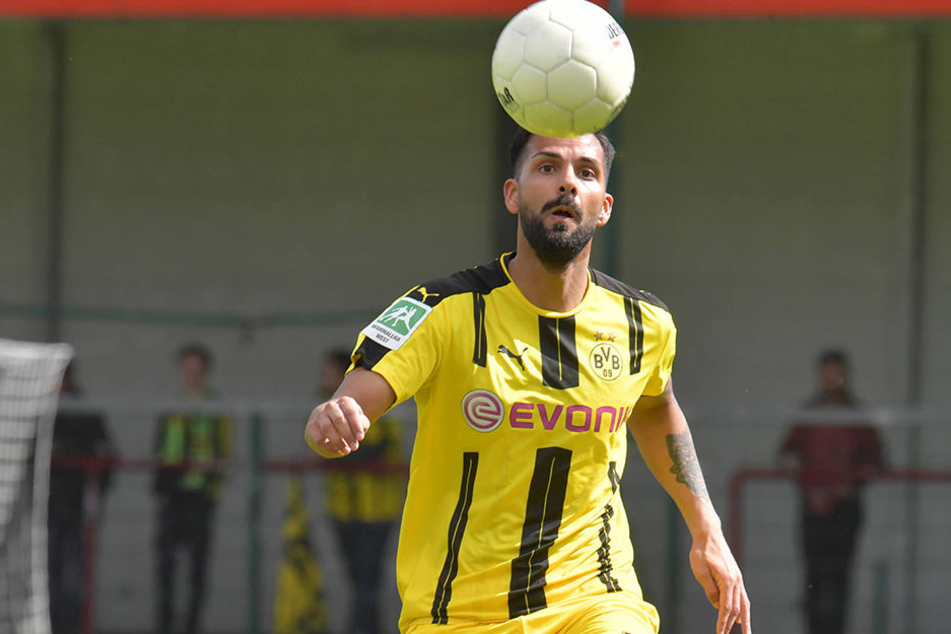 Massih Wassey (28) hat das Spielgerät immer fest im Blick.