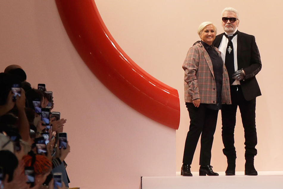 Karl Lagerfeld musste sich von seiner Designkollegin stützen lassen.