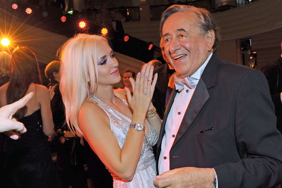 Ein Bild aus alten Zeiten. Cathy Lugner (links) besucht mit ihrem Gatten Richard eine Ballveranstaltung.