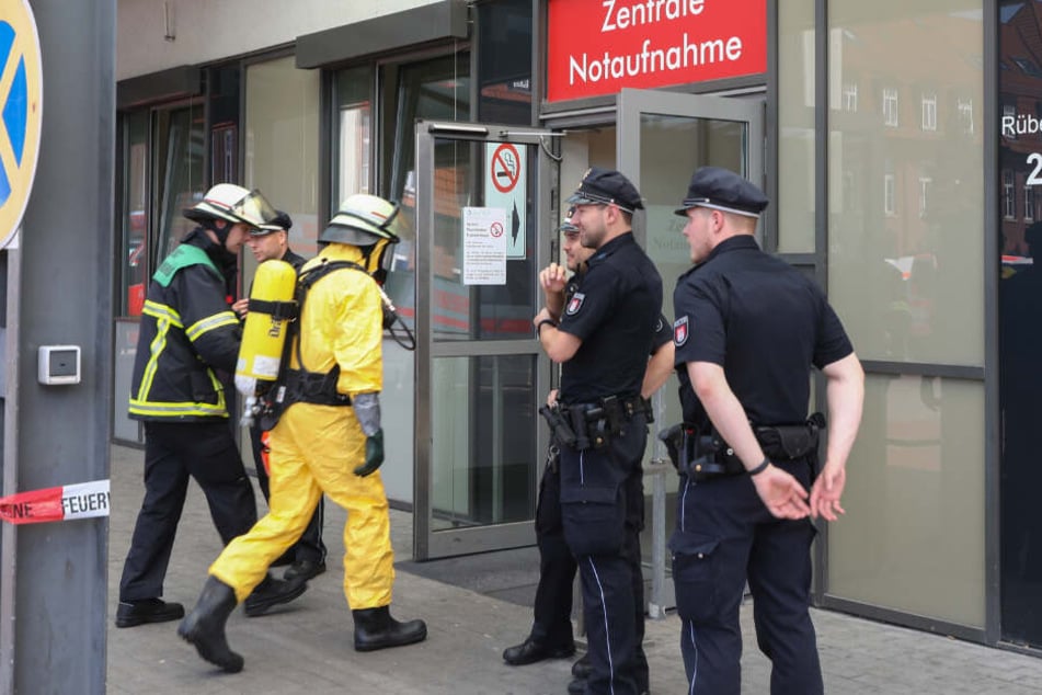 Ein Feuerwehrmann in Schutzanzug betritt die Notaufnahme.